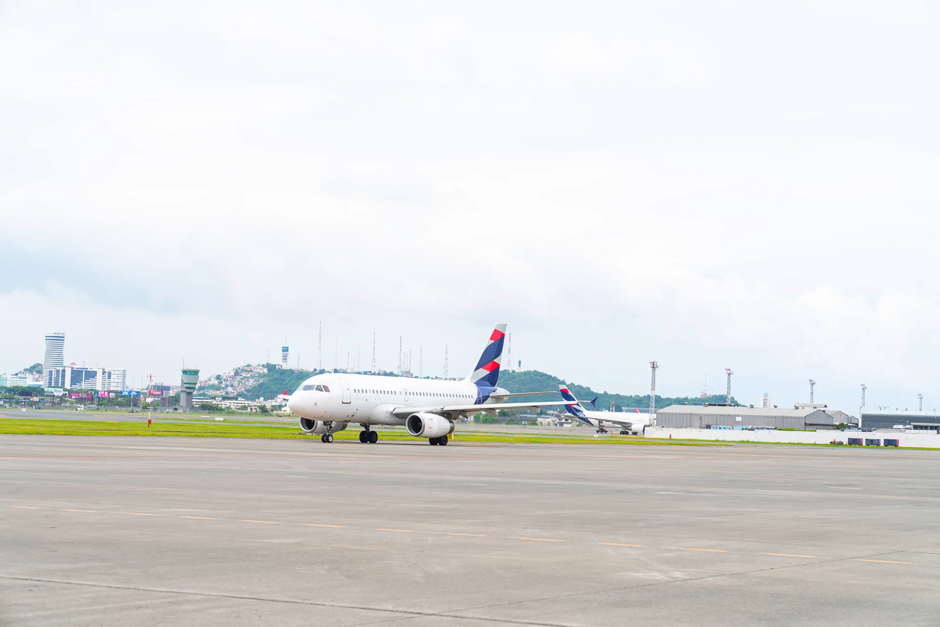 ¿CON CUÁNTO TIEMPO DE ANTICIPACIÓN DEBO DE LLEGAR AL AEROPUERTO?