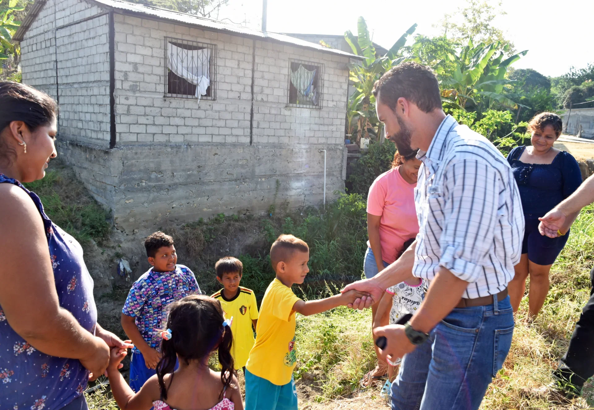 AAG visita obras en las comunidades de Vía a la Costa