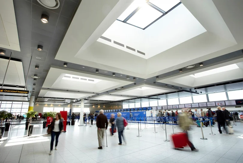 Cómo la inteligencia artificial optimiza flujos de pasajeros en aeropuertos
