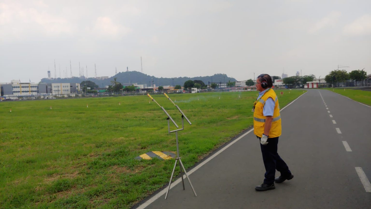 Pirotecnia ahuyenta aves en el aeropuerto de Guayaquil