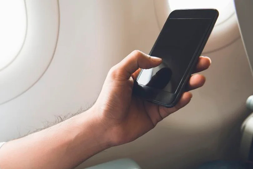 Por qué tienes que apagar el teléfono celular en los vuelos