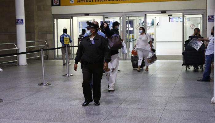 Viajeros muestran su molestia por demoras en trámite de migración, en aeropuerto de Guayaquil